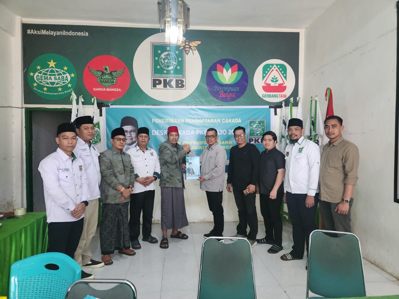 IST MENGEMBALIKAN FORMULIR--Tiga bakal calon bupati dan wakil bupati Wajo mengembalikan formulir pada Tim Desk Pilkada PKB Kabupaten Wajo