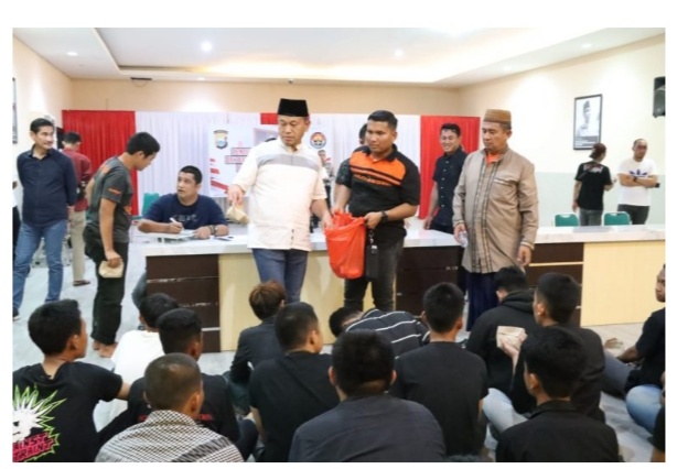 IST DIAMANKAN-Kapolrestabes Makassar Kombes Pol Mokhamad Ngajib memberikan pengarahan di depan puluhan remaja yang terjaring konvoi dan ugal-ugalan di jalan raya menjelang buka puasa. Makanan berbuka puasa diberikan mereka untuk selanjutnya didata. Puluhan motor yang mereka kendarai, sebagian diantaranya menggunakan knalpot brong.  
