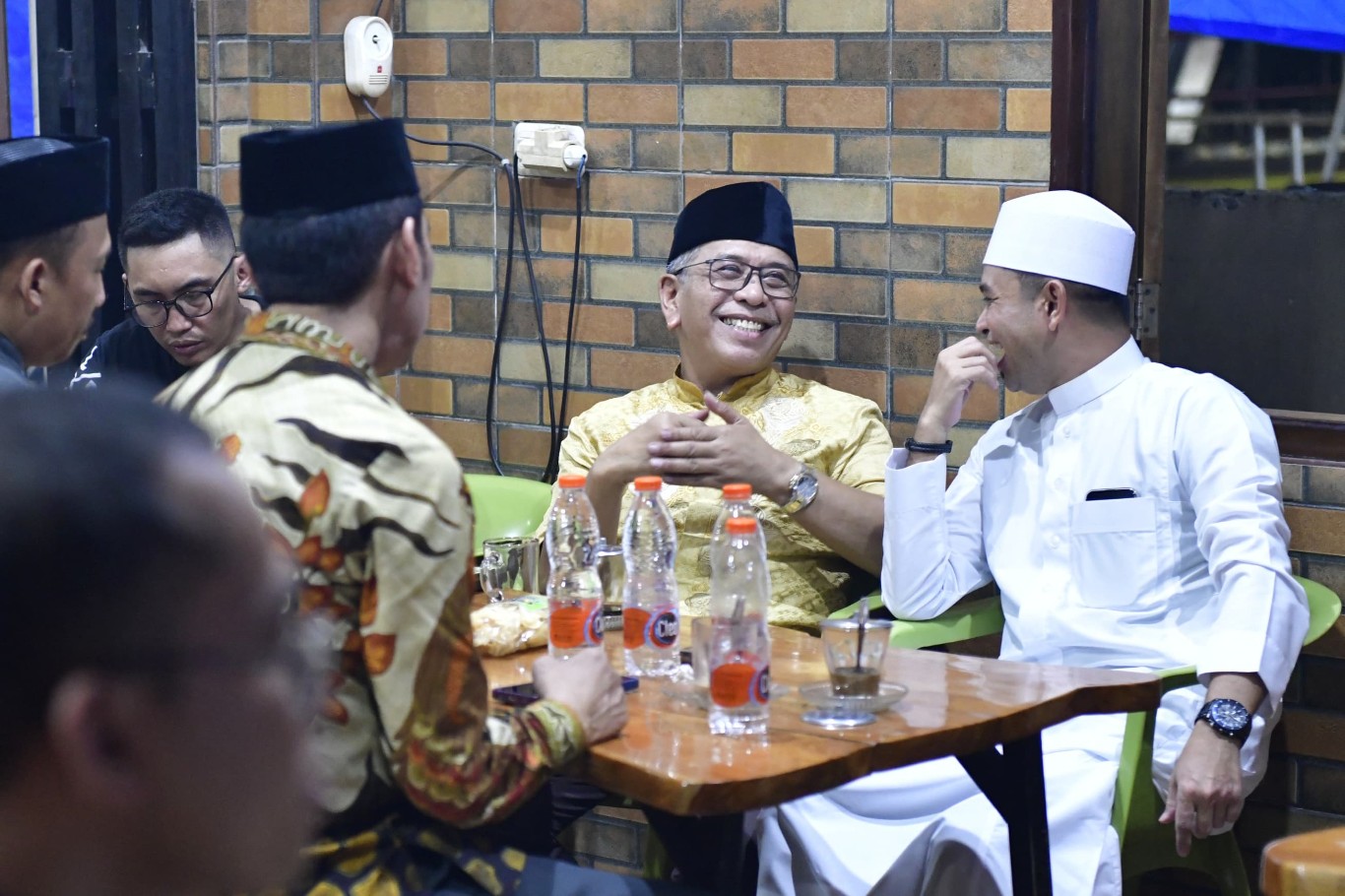 IST SILATURAHMI--Bakal calon gubernur Sulsel Ilham Arief Sirajuddin melakukan silaturahmi ke Kota Palopo (kanan) serta silaturahmi di kabupaten Bulukumba 