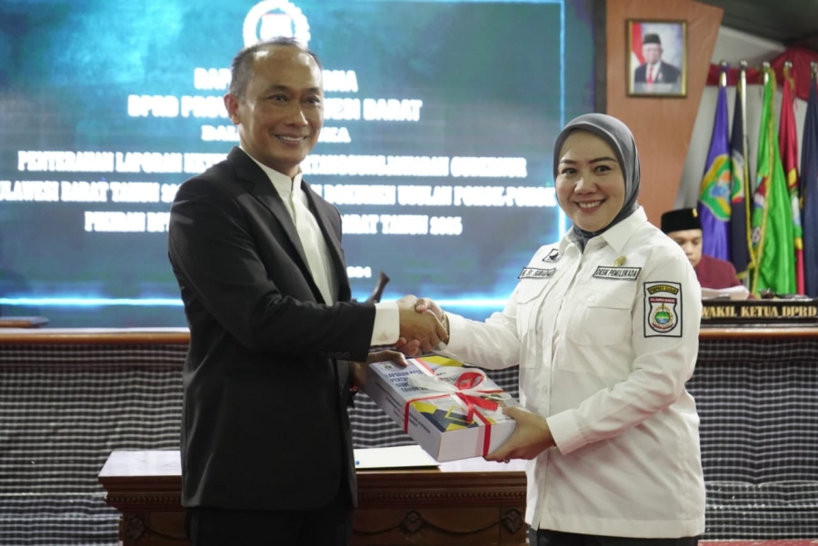 RANPERDA -- Pj Gubernur Sulbar, Prof Zudan Arif Fakrulloh menyerahkan Ranperda kepada Ketua DPRD Sulbar, Dr Hj St Suraidah Suhardi untuk dibahas bersama eksekutif dan legislatif..