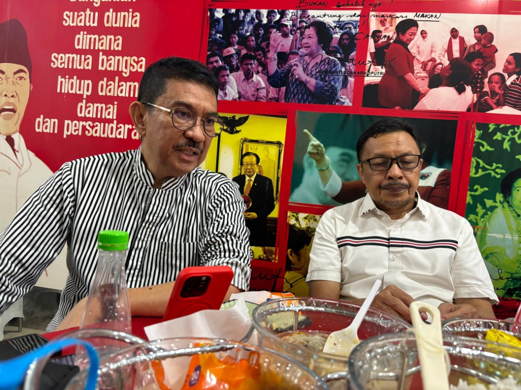 IST BERI KETERANGAN--Ketua DPD PDIP Sulsel Andi Ridwan Wittiri didampingi bendahara Dr H Alimuddin memberikan keterangna usai menggelar acara buka puasa, Rabu (3/4)