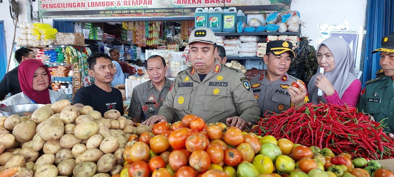 IST SIDAK PASAR-Bupati Maros HAS Chaidir Syam bersama Forpimda melakukan sidak di Pasar Tramo, Kamis (4/4). Hasilnya, ditemukan beberapa komoditas yang mengalami kenaikan. Seperti cabai rawit, cabai keriting, dan lombok besar.
