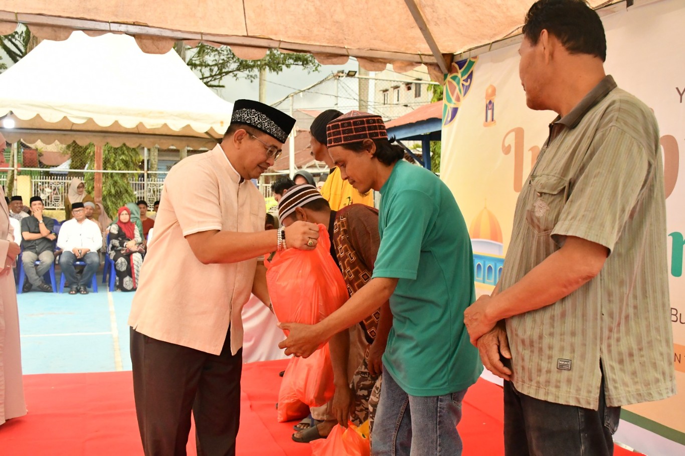 IST MENYERAHKAN SEMBAKO--Anggota Fraksi Golkar DPR RI Muhammad Fauzi menyerahkan sembako kepada pengurus dan anggota UMKM 