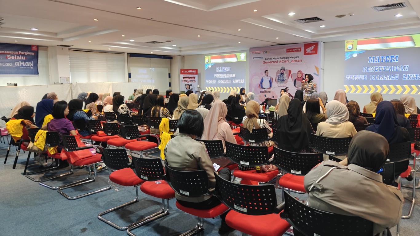 ANTUSIAS -- Para Kartini muda tampak begitu antusias mengikuti gelaran 'Kartini Muda Bangga menggelar Kartini Muda bangga menjadi Generasi #Cari-aman di kantor Astra Motor Sulawesi Selatan.