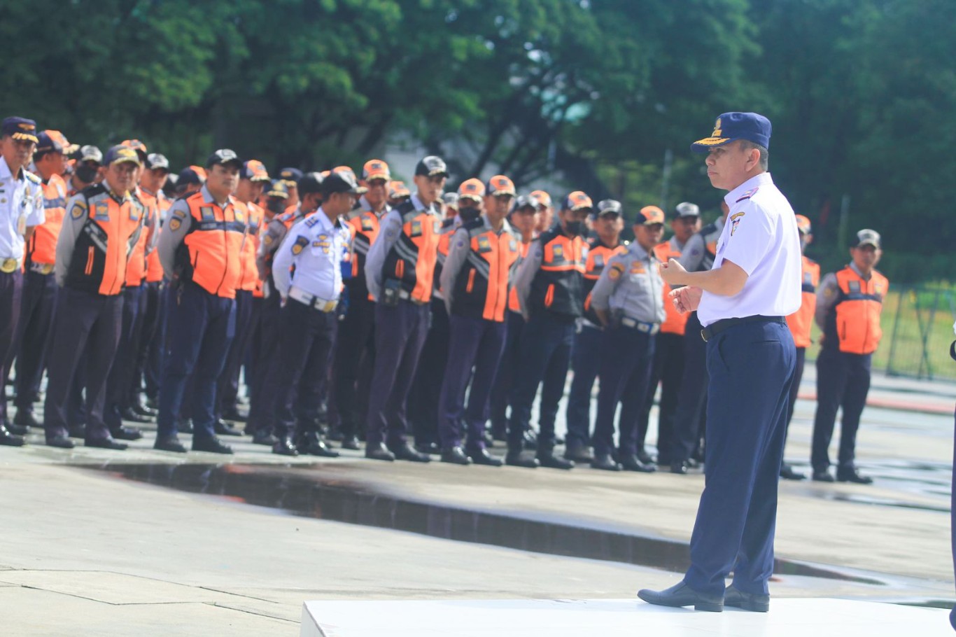 ist APEL--Kadishub Kota Makassar Zainal Ibrahim saat memimpin apel kesiapan pasukan untuk mendukung kelancaran perayaan Idulfitri di Tribun Lapangan Karebosi Makassar, Jalan Ahmad Yani, Makassar.