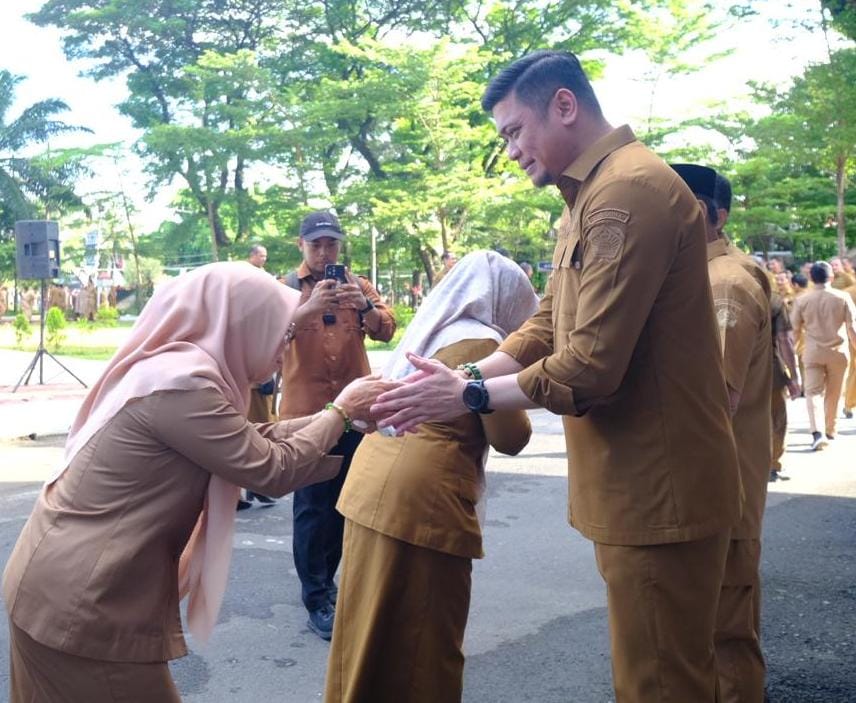 IST APEL PERTAMA -- Bupati Gowa, Adnan Purichta Ichsan saat apel pertama masuk kantor pasca-lebaran Idulfitri 1445 H.