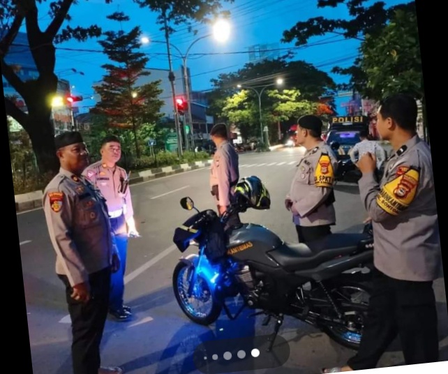 IST BALAPAN -- Personel Polsek Bontoala saat melakukan patroli di lokasi rawan terjadinya balapan liar di Jalan Bandang dan di Jalan Pongtiku.