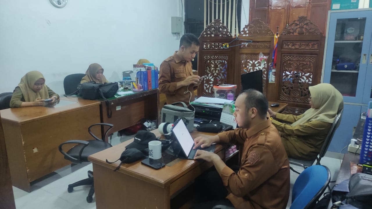 BKM/SAR BEKERJA -- Aktivitas bekerja ASN di ruang Humas Diskominfo SP Gowa di hari pertama berkantor pasca-libur lebaran Idulfitri. 