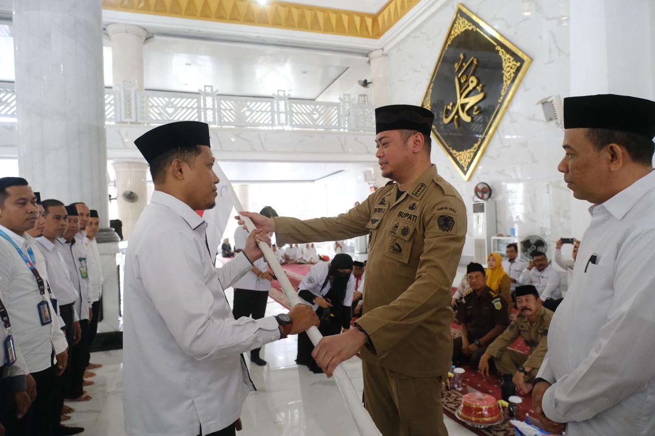 IST BENDERA -- Bupati Gowa, Adnan Purichta Ichsan menyerahkan bendera rombongan kepada ketua rombongan JCH Gowa. 
