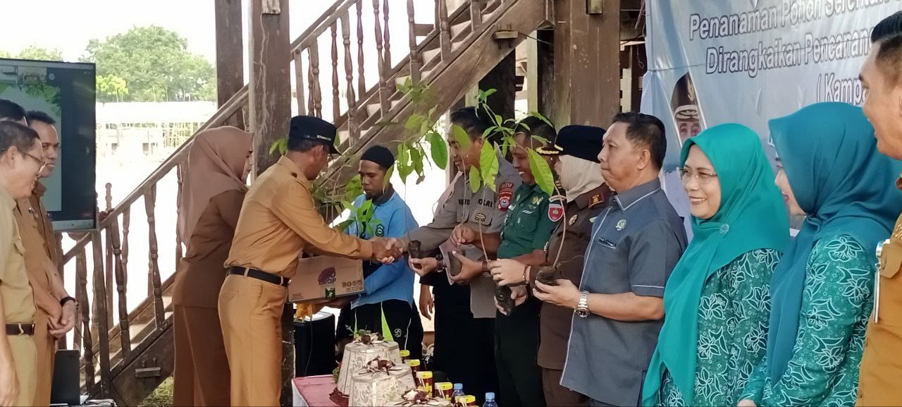 BIBIT POHON -- Pj Bupati Takalar, Setiawan Aswad menyerahkan bibit pohon kepada para pimpinan Forkopimda Takalar untuk selanjutnya ditanam secara bersama.