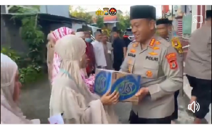 BINGKISAN -- Kapolrestabes Makassar menyerahkan bingkisan di sela melaksanakan safari subuh di Masjid Permai Bulurokeng, Kecamatan Biringkanaya, Kota Makassar.