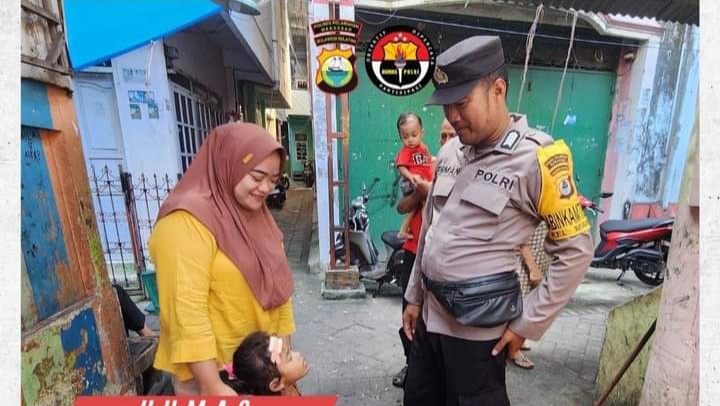 IST BLUSUKAN -- Anggota Bhabinkamtinmas Polres Pelabuhan Makassar mengadakan blusukan ke pemukiman warga.