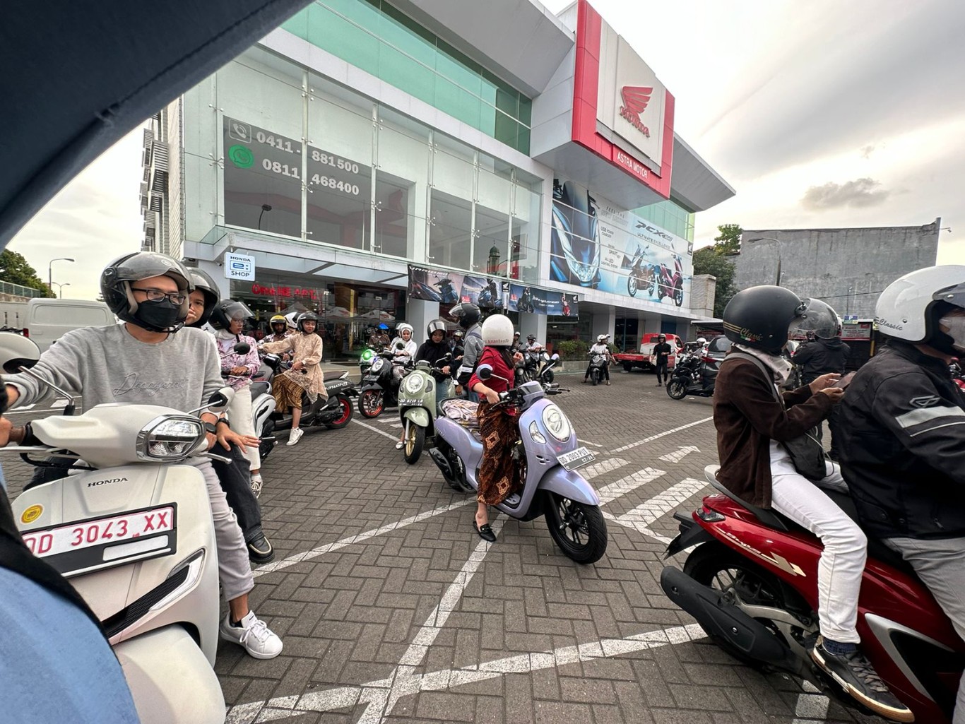 CITY ROLLING -- Lady Bikers bersama Jurnalis Makassar saat meninggalkan kantor Astra Motor Sulawesi Selatan di Jalan Sultan Alauddin untuk selanjutnya melakukan city rolling menyusuri sejumlah ruas jalan yang ada di Kota Makassar.