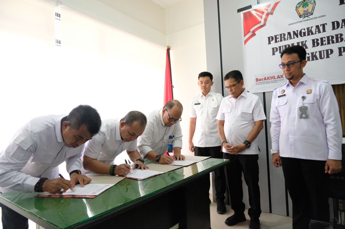 IST DEKLARASI -- Pj Sekretaris Kabupaten Gowa, Abdul Karim Dania dan Direktur Diseminasi dan Penguatan HAM Kemenkumhan RI, Gusti Ayu Suardani, menyaksikan deklarasi komitmen bersama pelayanan publik berbasis HAM. 