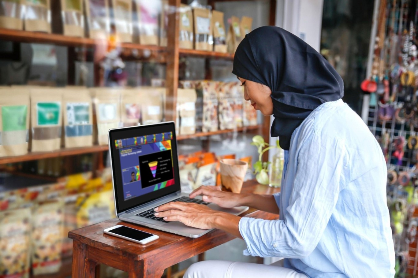 DIGITAL -- Salah seorang pelaku UMKM yang menjalankan usahanya dengan menggunakan teknologi digitalisasi.