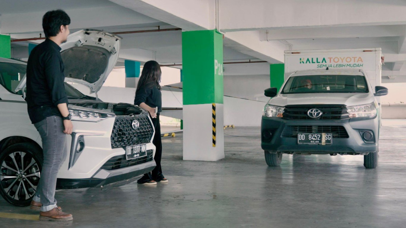 EMERGENCY SUPPORT -- Teknisi Kalla Toyota melalui Emergency Support langsung meluncur ke lokasi pelanggan yang membutuhkan bantuan.