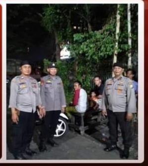 FOTO BERSAMA -- Personel Polsek Ujung Tanah usai Patroli Kamtibmas menyempatkan diri berfoto bersama.