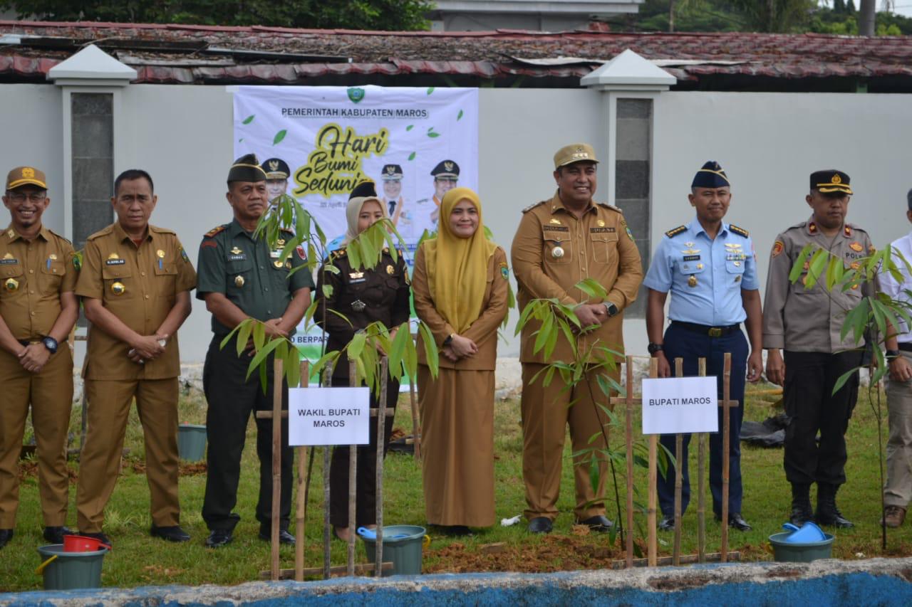 HARI BUMI -- Bupati Maros, Chaidir Syam, Wabup, Suhartina Bohari dan unsur Forkopimda Maros, foto bersama di sela peringatan Hari Bumi tingkat Kabupaten Maros.