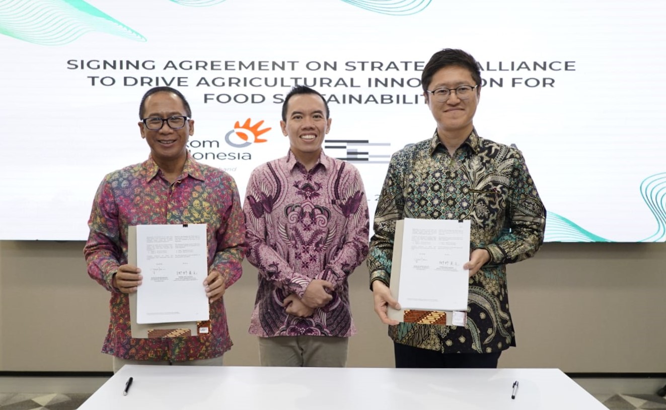 KERJA SAMA -- EVP Digital Business & Technology Telkom, Komang Budi Aryasa (kiri) dan Direktur & Presiden Scala Jepang, Norikatsu Nagino (kanan), usai penandatanganan kerja sama antara Telkom dan Scala Jepang dalam inovasi bagi ekosistem pertanian di Indonesia, disaksikan Direktur Digital Business Telkom Muhamad Fajrin Rasyid (tengah) di Jakarta, Senin (1/4).