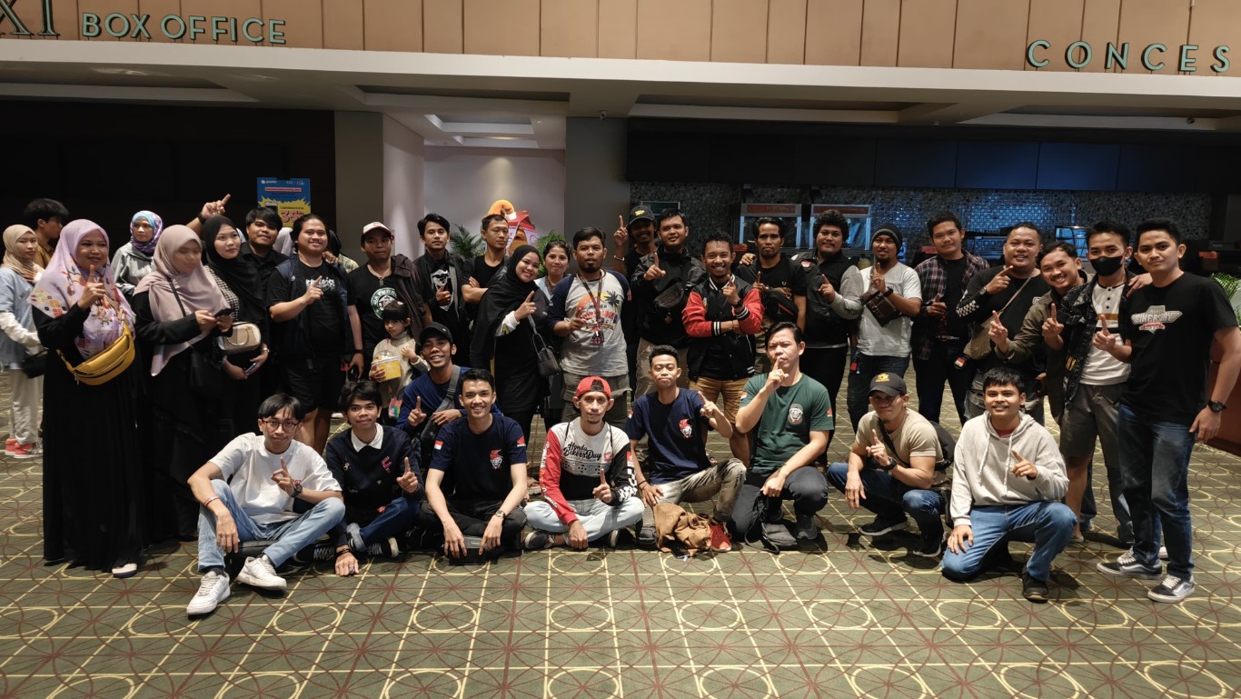 SATU HATI -- Para wartawan, komunitas Honda di Kota Makassar satukan hati dengan foto bersama tim Asmo Sulsel usai nonton bareng Keluar Main 1994, di Bioskop XXI Mall Panakkuang, Senin malam (1/4).