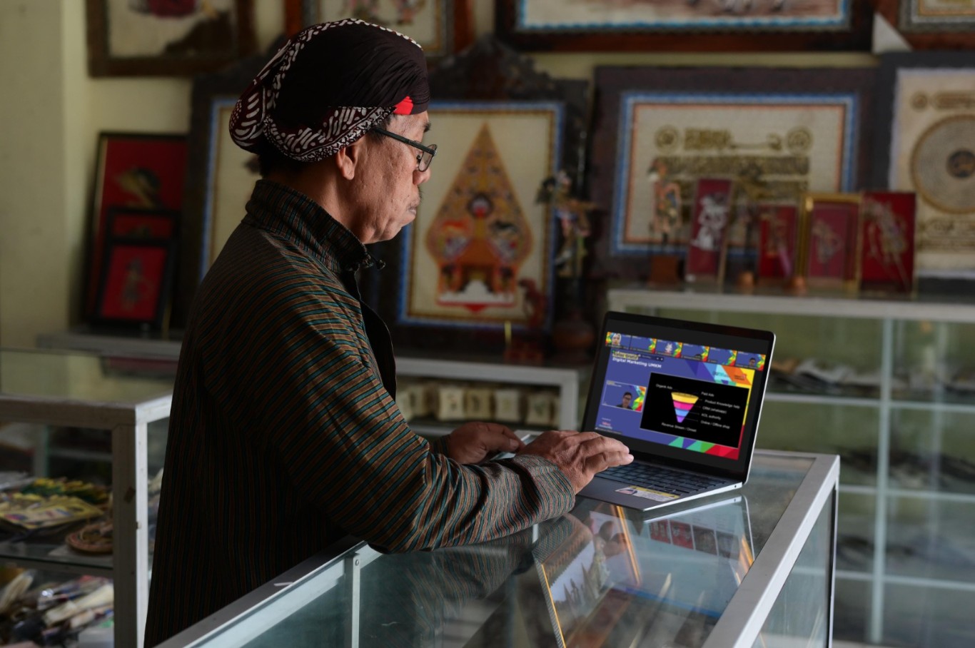DIGITAL -- Salah seorang pelaku UMKM yang menjalankan usahanya dengan menggunakan teknologi digitalisasi.