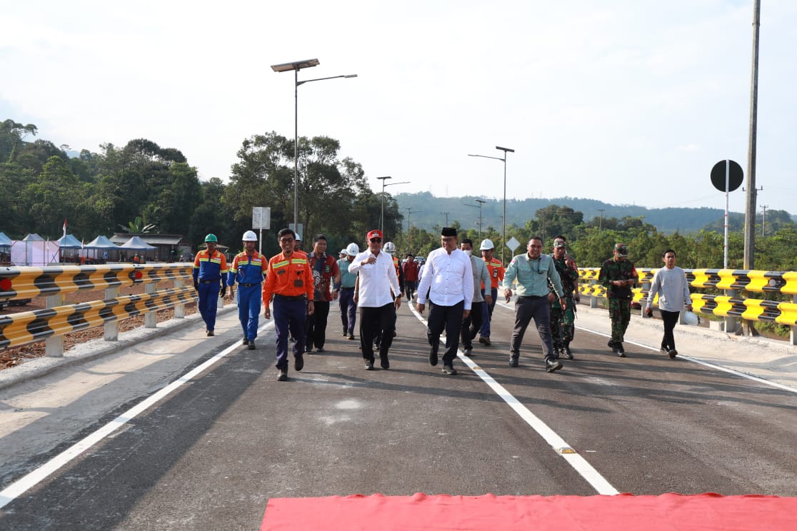 RESMIKAN -- Bupati Lutim, Budiman, bersama Forkopimda Lutim didampingi Acting Chief Technology Officer (CTO), Jinan Syakir, Direktur External Relations, Endra Kusuma, meresmikan jembatan layang terpanjang di Lutim yang dibangun PT Vale Indonesia.