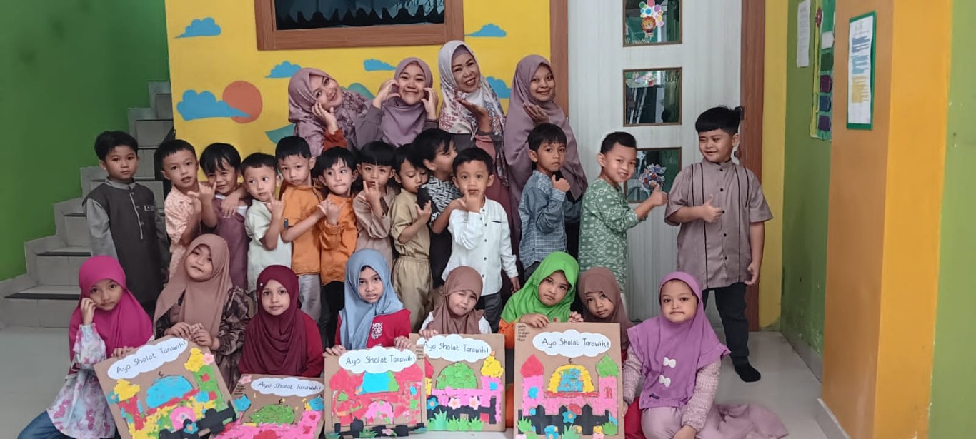 FOTO BERSAMA -- Para anak didik dan tenaga pengajar foto bersama usai menggelar proyek Ramadan.