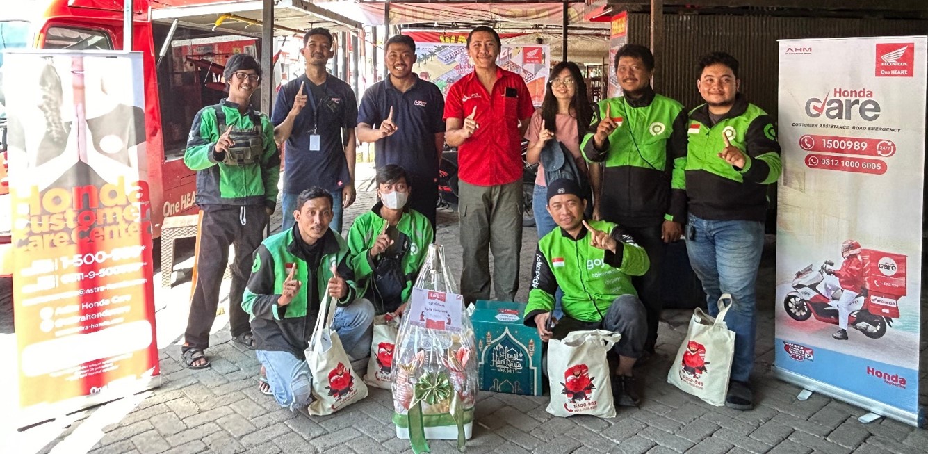 LEBARAN NUSANTARA -- Customer Care Manager Astra Motor Sulawesi Selatan, Andre Widya Kurniawan (baju merah), bersama sejumlah pengemudi ojek online service visit gratis dalam rangka Lebaran Nusantara Honda 2024 saat menggelar servis gratis.