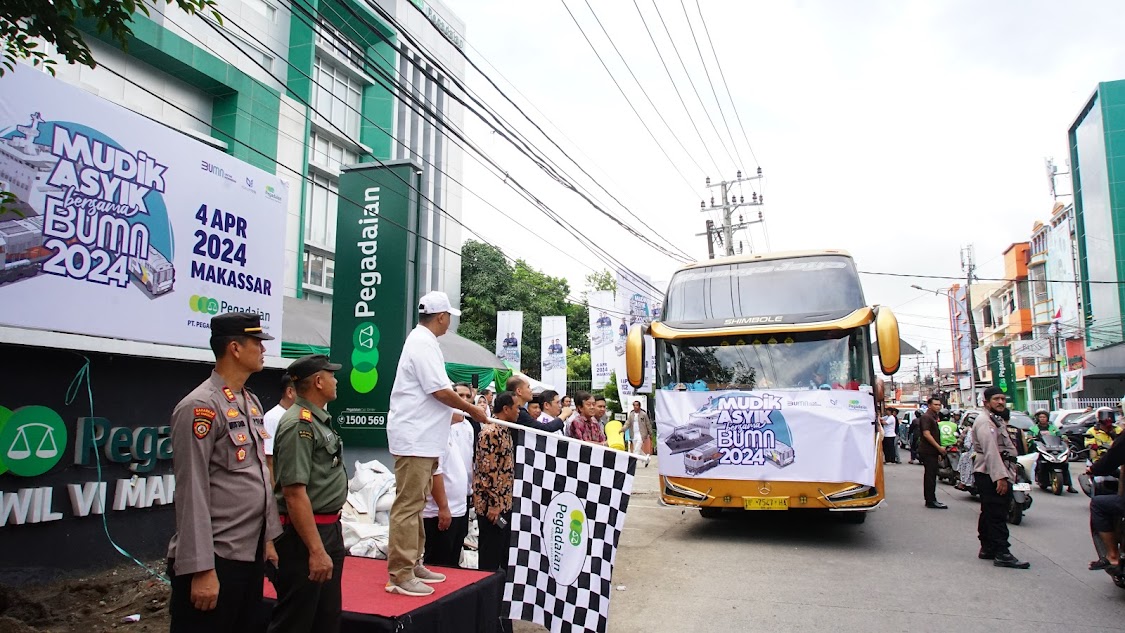 PELEPASAN -- Pemimpin Wilayah PT Pegadaian Kanwil VI Makassar, Edwin S. Inkiriwang, mengangkat bendera start sebagai tanda pelepasan peserta Mudik Asyik BUMN 2024 PT Pegadaian.