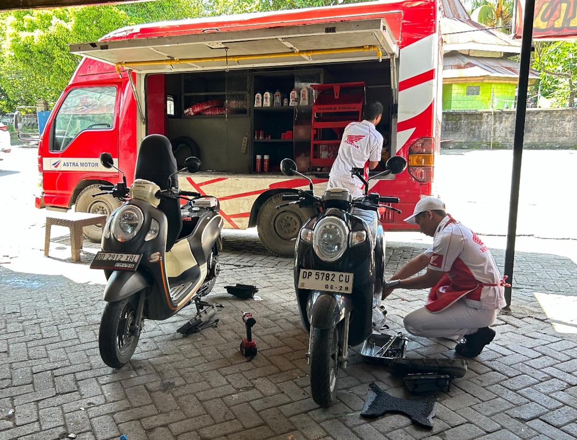 SERVIS -- Teknisi andal dan tersertifikasi AHASS sedang melakukan servis kendaraan milik pelanggan setia sepeda motor Honda agar nyaman dan aman saat digunakan bersilaturahmi.