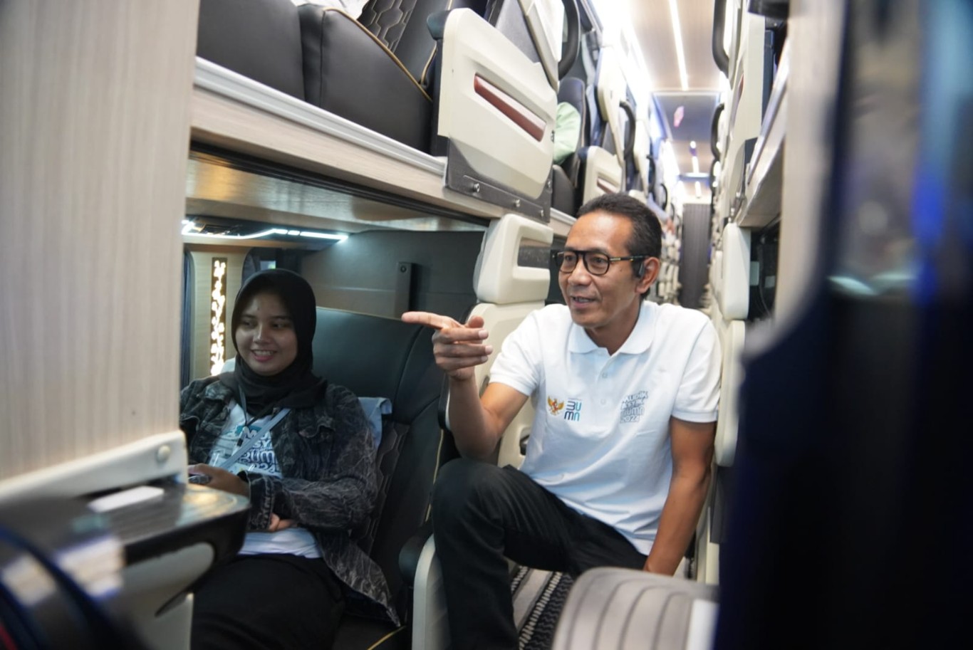 DIALOG -- GM PLN UID Sulselrabar, Moch. Andy Adchaminoerdin sedang berdialog dengan salah seorang pemudik bertajuk 'Mudik Asyik bersama BUMN 2024'.