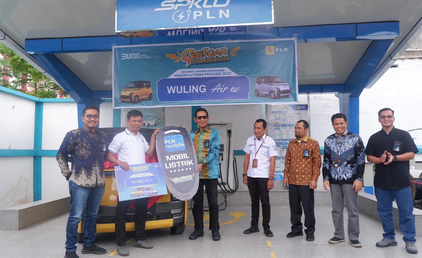 SERAHKAN HADIAH -- General Manager PT PLN (Persero) Unit Induk Distribusi Sulawesi Selatan, Sulawesi Tenggara dan Sulawesi Barat, Moch. Andy Adchaminoerdin, menyerahkan hadiah satu unit mobil listrik Erick, pelanggan PLN dari Kabupaten Kolaka.