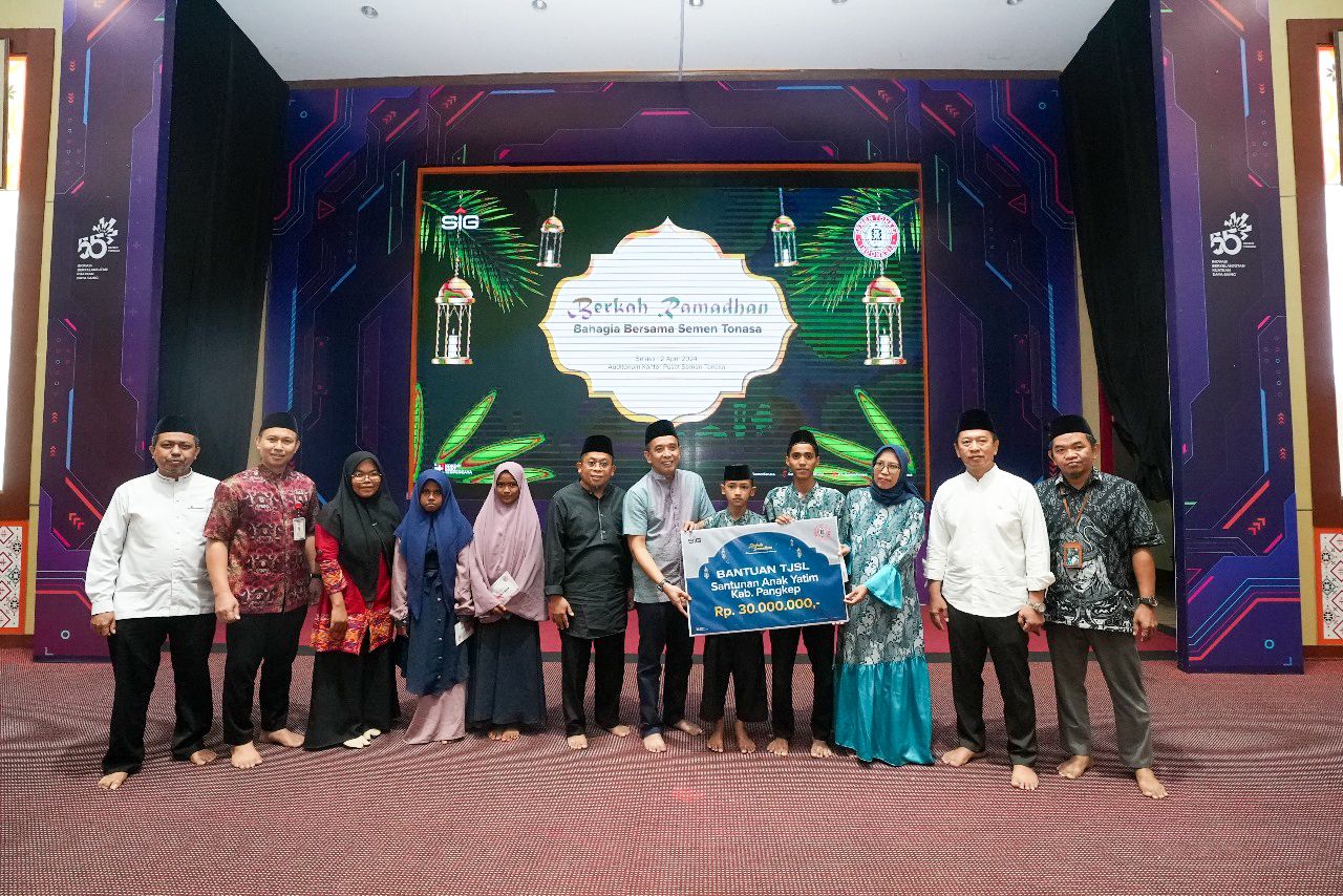 BANTUAN TJSL -- Direktur Utama PT Semen Tonasa, Asruddin (tengah) menyerahkan bantuan TJSL buat pondok pesantren dan panti asuhan.