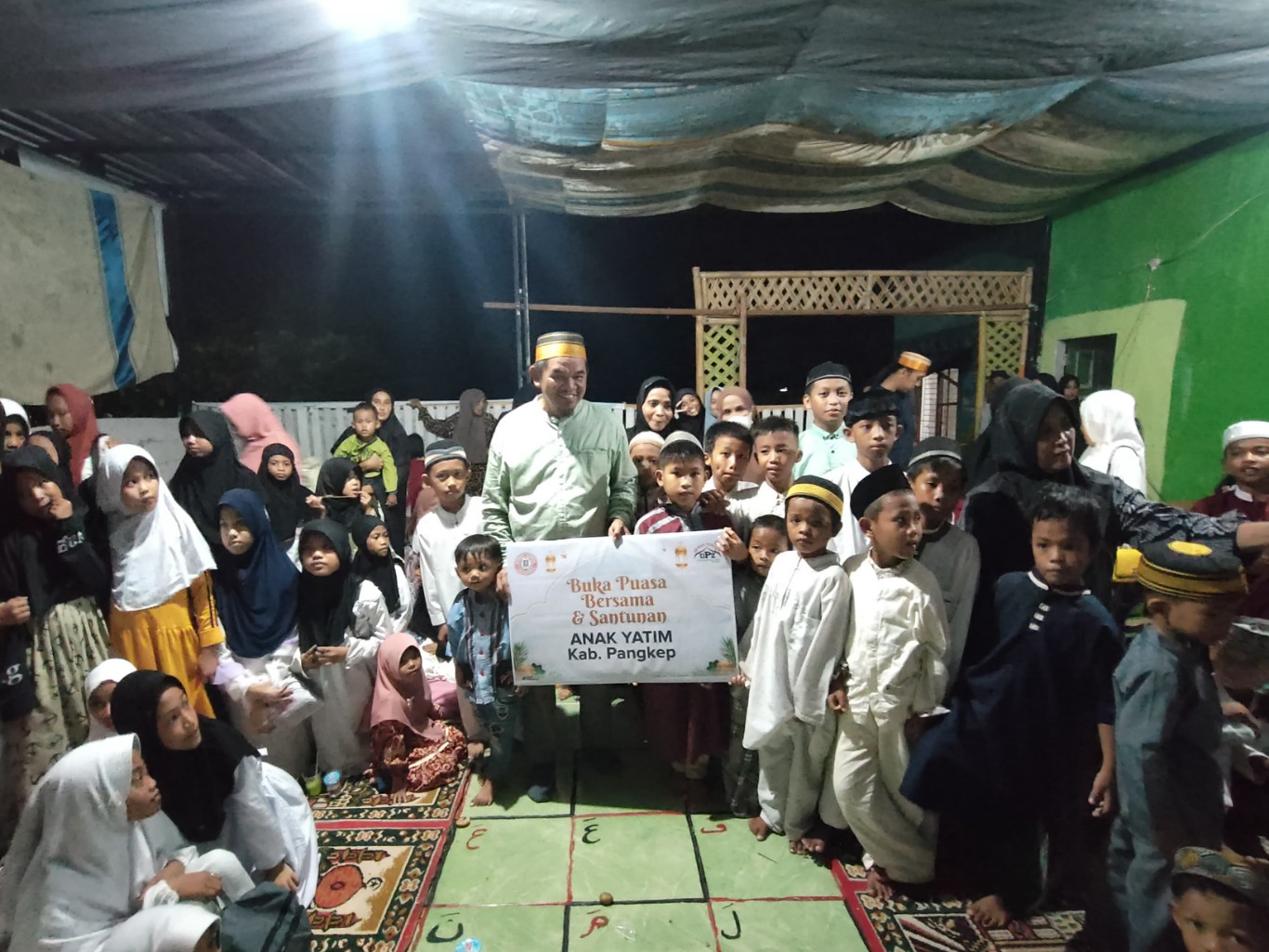 SALURKAN -- Koordinator Pengumpul Zakat, Azis Tahir, Koordinator Penyaluran Zakat, Abbas, serta beberapa staf Unit Pengumpul Zakat PT Semen Tonasa, foto bersama anak Panti Asuhan Al-Jabbar Pangkep, saat menyerahkan santunan dan bantuan di panti asuhan tersebut.
