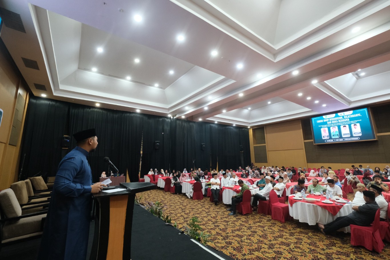 BUKA PUASA -- Wabup Lutim,  Mochammad Akbar Andi Leluasa, menyampaikan sambutan pada acara buka puasa bersama KKLT Lutim, di Makassar, beberapa hari lalu. Wabup pun menyampaikan apresiasinya terhadap PT Vale.