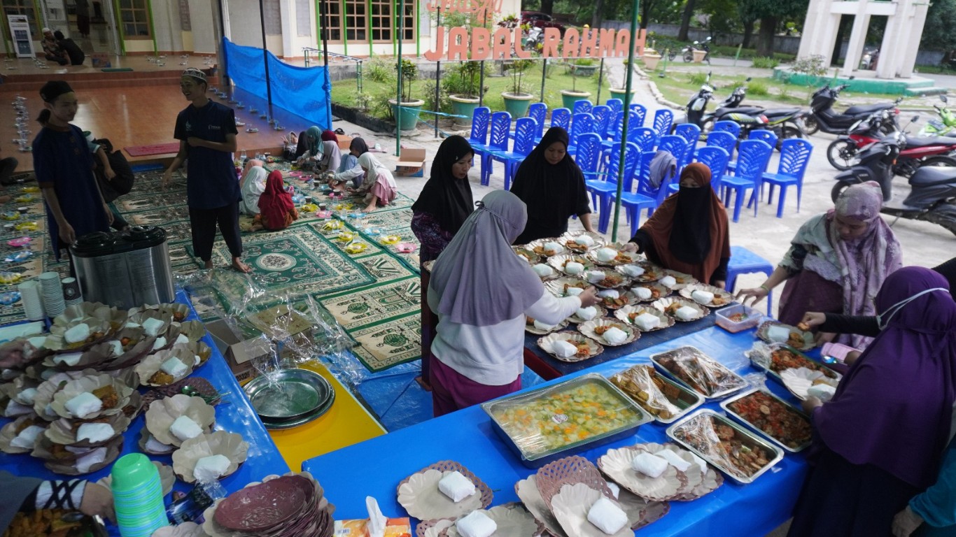 PERSIAPKAN BERBUKA -- Tim amaliyah Ramadan PT Semen Tonasa mempersiapkan makanan dan minuman untuk berbuka puasa.