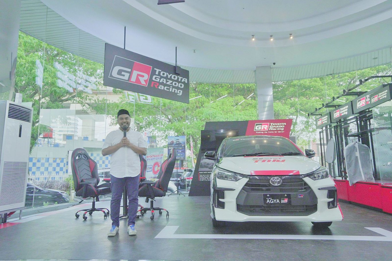 PROGRAM PROMO -- Marketing General Manager Kalla Toyota, Suliadin, sedang menjelaskan beragam program promo yang dihadirkan Kalla Toyota saat ini.