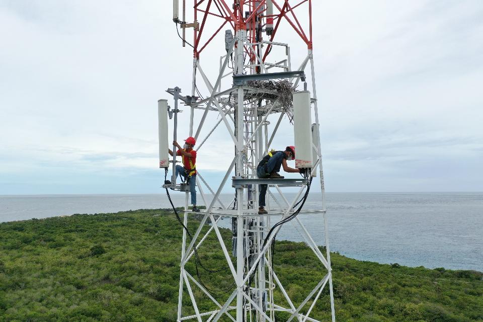 PEMELIHARAAN -- Tim teknisi Telkomsel sedang melakukan pemeliharaan BTS untuk menjaga keandalan layanan kepada para pelanggan setia Telkomsel.