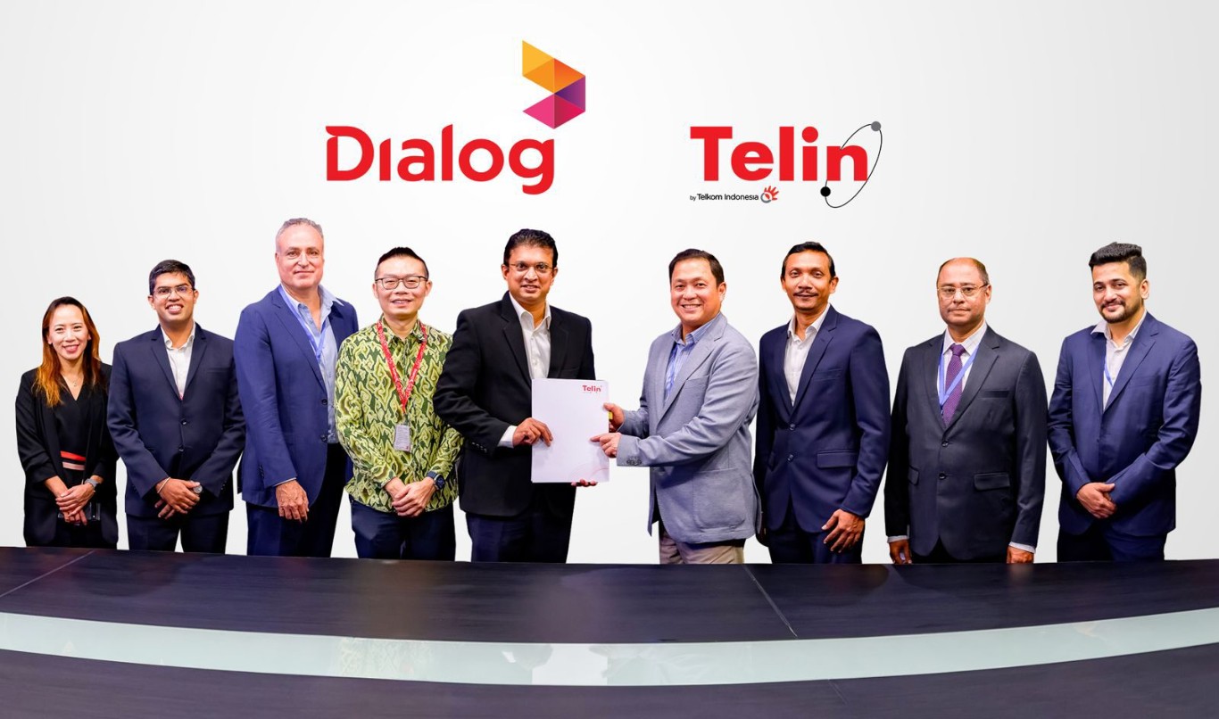 KEMITRAAN STRATEGIS -- Chief Commercial Officer Telin, Kharisma (keempat dari kanan) dan Group Chief Executive of Dialog Axiata PLC Supun Weerasinghe (kelima dari kiri) saat penandatanganan kemitraan strategis untuk pengelolaan layanan terminasi suara dan SMS internasional antara Telin dan Dialog Axiata beberapa waktu lalu.  
