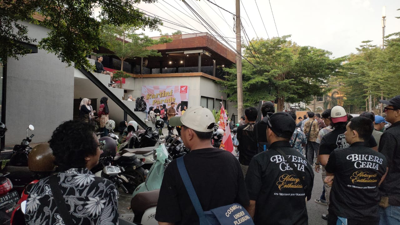 SERU -- Suasana seru tampak di sekitar venue Parade Kartini di Walking Drum. Seratusan bikers perempuan dan lakilaki milenial begitu penuh semangat mengikuti beragam kegiatan yang digelar.