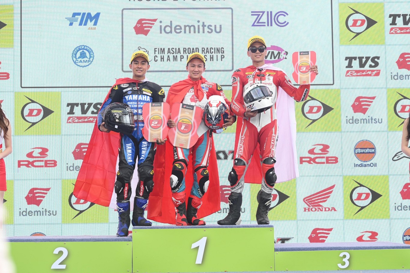 NAIK PODIUM -- Herjun Atna Firdaus, pebalap binaan AHM asal Pati, Jawa Tengah (kanan) yang berhasil mengibarkan bendera merah putih di arena Zhuhai International Circuit, Zhuhai, China, setelah meraih posisi ke-3.