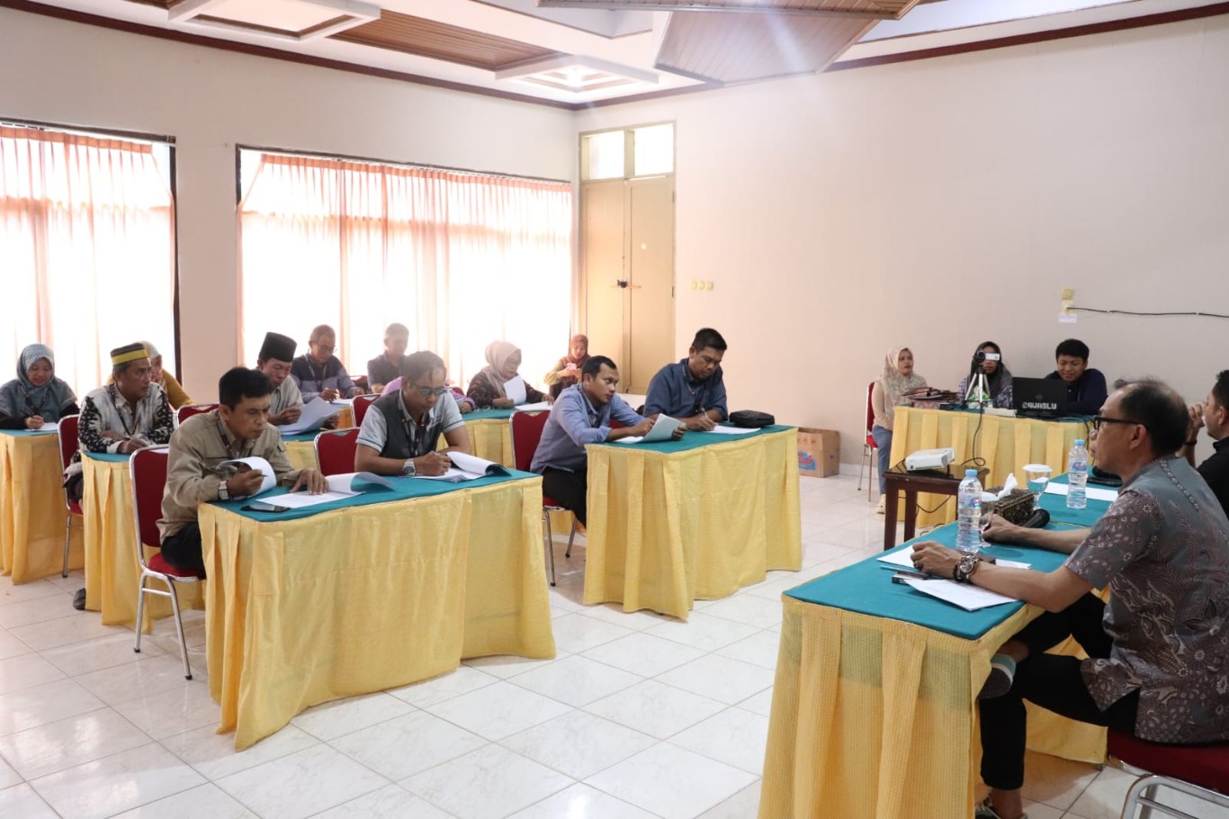 IST MOTIVASI--Ketua Bawaslu Kota Parepare Muh Zainal Asnun (kanan pojok kacamata dan baju kembang kombinasi coklat) ketika memberikan motivasi 