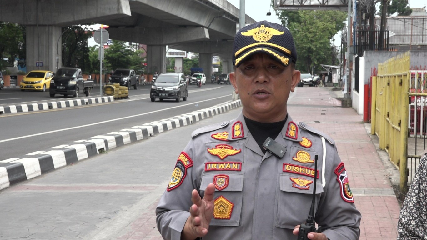 Sanksi Gembok dan Tilang  Mobil Parkir di Bahu Jalan