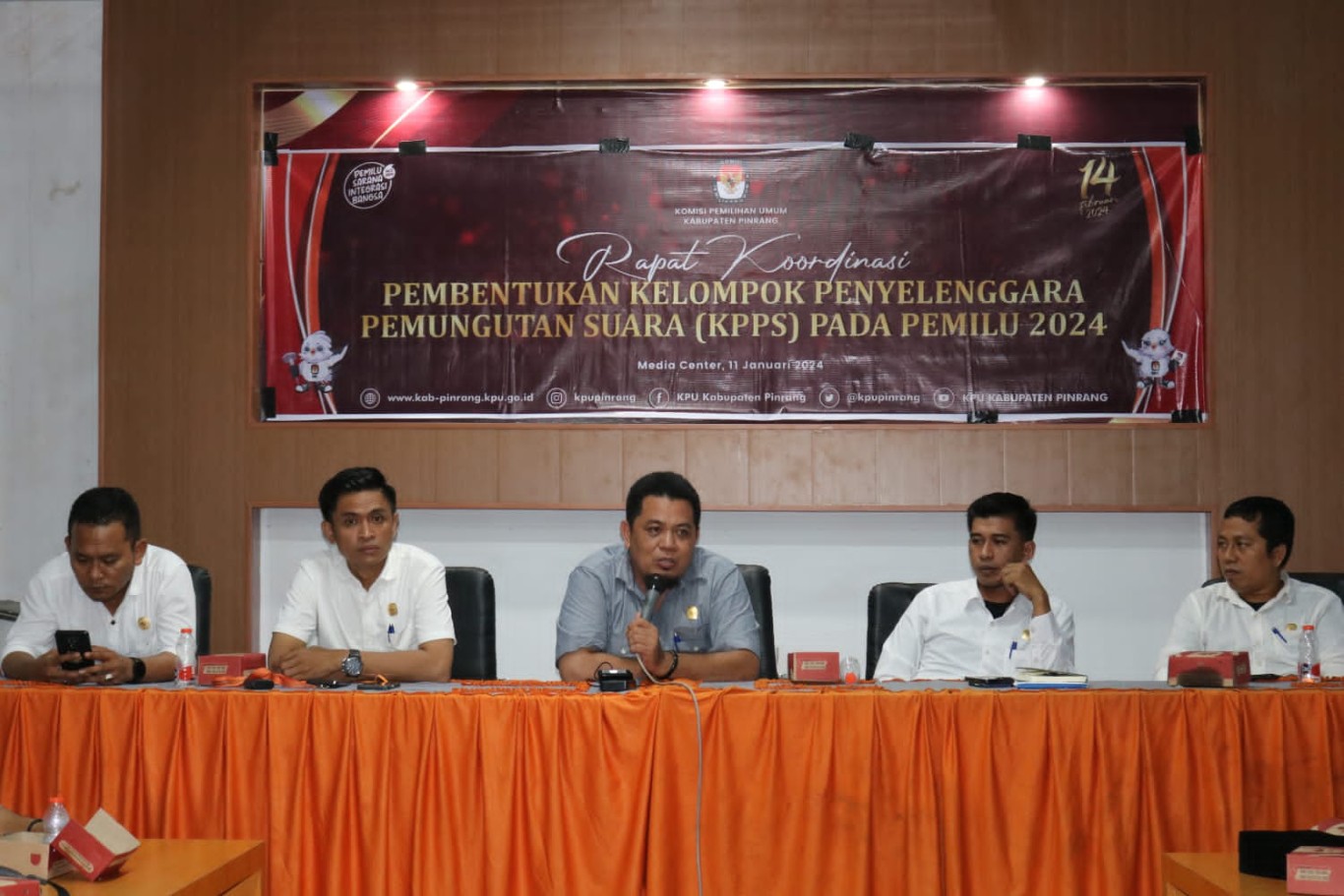 IST MEMIMPIN RAPAT--Ketua KPU Kabupaten Pinrang Muh Ali Jodding ketika memimpin rapat beberapa waktu lalu   