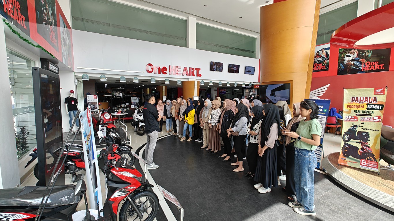 TOUR SHOWROOM -- Para mahasiswa tampak begitu antusias mengikuti tour showroom yang digelar Astra Motor Sulawesi Selatan.