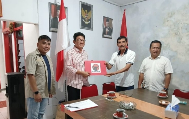  IST AMBIL FORMULIR--Wakil Bupati Toraja Utara Frederik Victo Palimbong mengambil formulir pendaftaran calon bupati di PDIP dan PSI