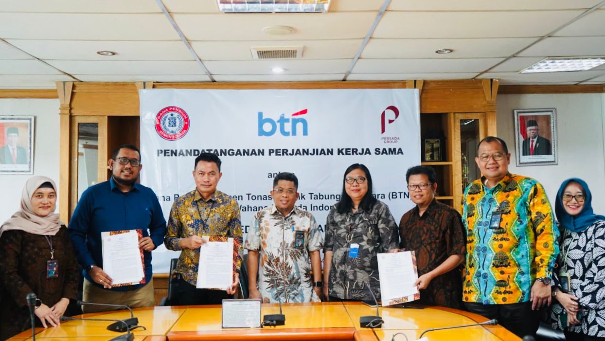 KERJA SAMA -- Direktur Keuangan PT Semen Tonasa, Anis (tengah) foto bersama Direktur Utama Dana Pensiun Semen Tonasa, Andi Arung, Direktur Investasi Dana Pensiun Semen Tonasa, Ira Firmanti, Branch Manager PT Bank Tabungan Negara (Persero) Tbk, Yusuf Sadeli, dan Direktur PT Wahana Persada Indonesia, Nur Aman Hamado, usai dilakukan penandatanganan perjanjian kerja sama.