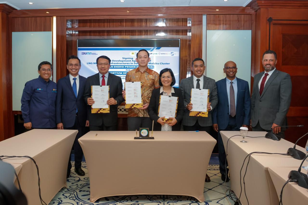 KERJA SAMA -- Manajemen dari PLN EPI, PT AGPIU, PT SBS, dan PT KPMOG foto bersama usai melakukan penandatanganan kerja sama JDA di kantor pusat PLN, Jakarta.