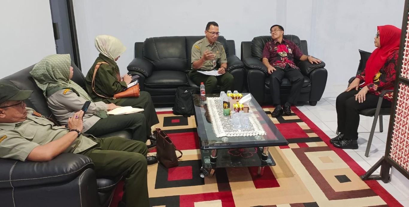 IST KUNJUNGAN -- Kadis Koperasi dan UKM Gowa, Mahmuddin saat menerima kunjungan sosialisasi Tim ICare Kementan RI, pada awal Maret 2024. 