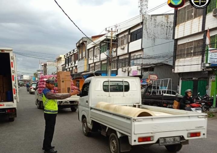 IST LALULINTAS -- Anggota unit Lantas Polsek Ujung Tanah melaksanakan Gatur Lalulintas di jalan raya untuk mencegah terjadinya kemacetan.